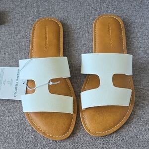 Amazon Essentials White and Tan Sandals Minimalist Slide Design